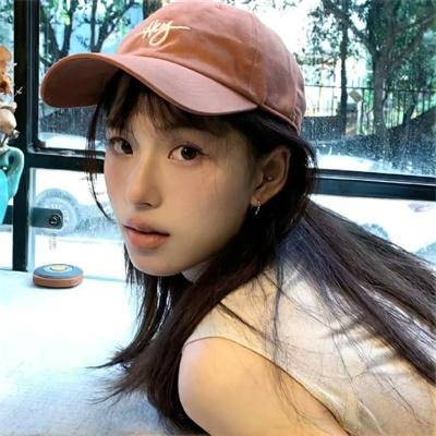 微光下的蓝色男孩